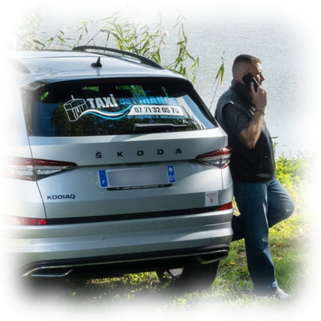 Chauffeur de Taxi de l'Irance Un taxi de l'Irance prêt à prendre des passagers dans la Dombes