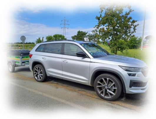 Un taxi de l'Irance prêt à prendre des passagers avec remorque Chauffeur de Taxi de l'Irance avec remorque